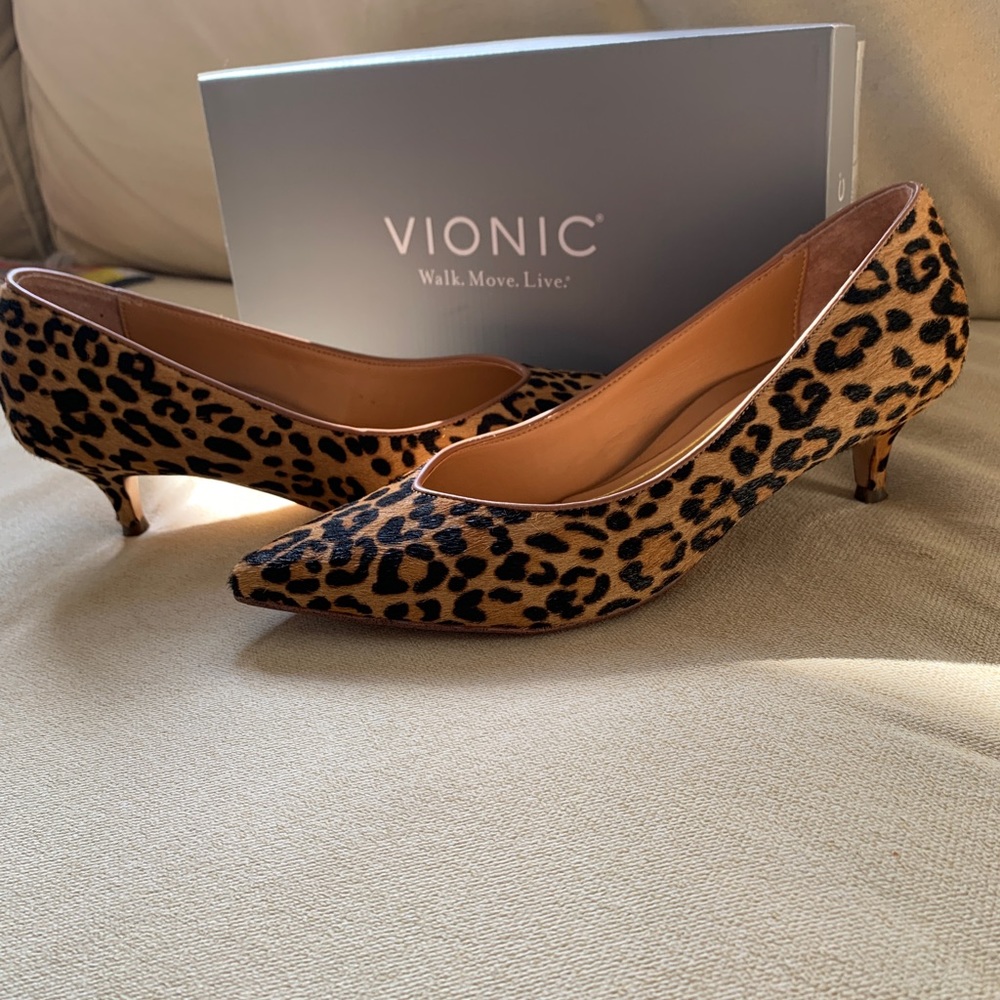 Vionic leopard kitten heels.  Size 8m, but run big to 81/2. Leather.